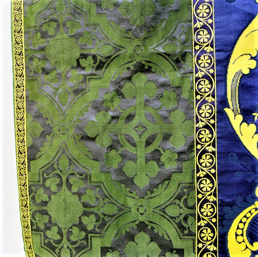 Détail du tissu de la chasuble.