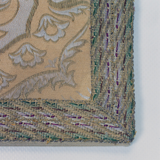 Détail du galon tissé.