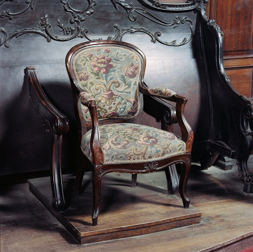 tabourets de célébrant. ; Vue d'ensemble.