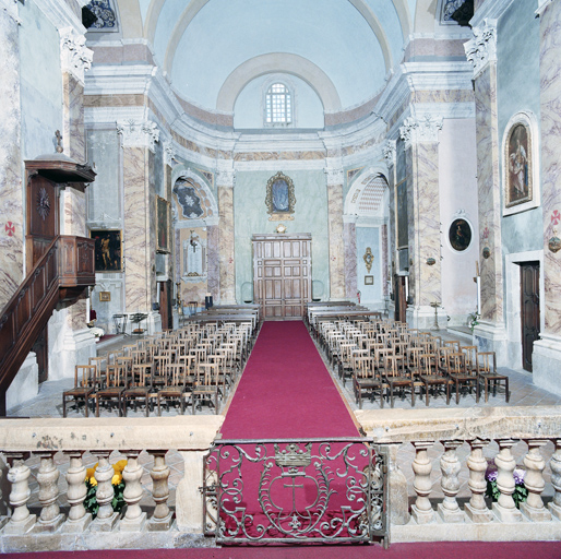 Vue d'ensemble de la nef, prise du choeur.