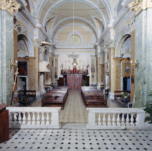 Vue d'ensemble de la nef, prise du choeur.