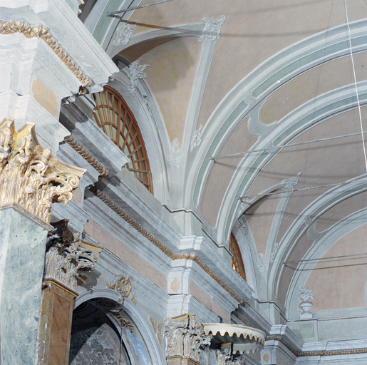 Décor des arcs des chapelles et des voûtes de la partie sud de la nef.