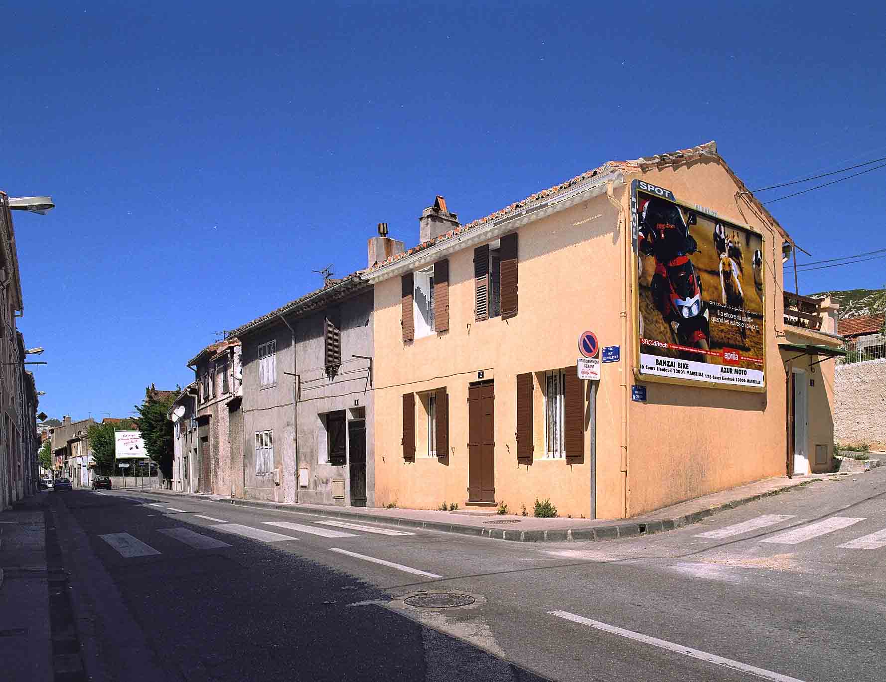 Vue d'ensemble des deux maisons. ; Fig. 04 - Maisons, 2 à 6 rue Le-Pelletier (parcelles E 85 à 87).  Petit alignement de maisons augmentées en 1850. Les deux premières maisons sont probablement antérieures à 1790. La volumétrie de faible profondeur de la première construction,  les élévations percées d'une porte et d'une fenêtre au premier niveau, d'une fenêtre au second niveau (parcelles 86, 87) sont archétypales des constructions modestes.