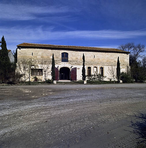 Vue de la façade sud de l'écurie.