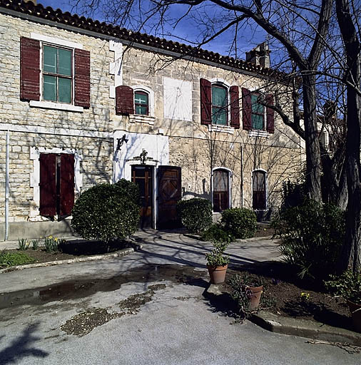 Vue de la façade sud de la maison de maître, mitoyenne au logis des fermiers.