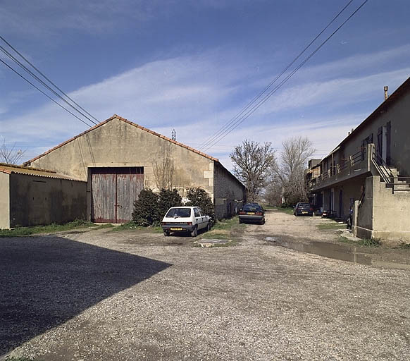 Vue des façades sud et est de l'ancienne bergerie et de la façade ouest des logements d'ouvriers.