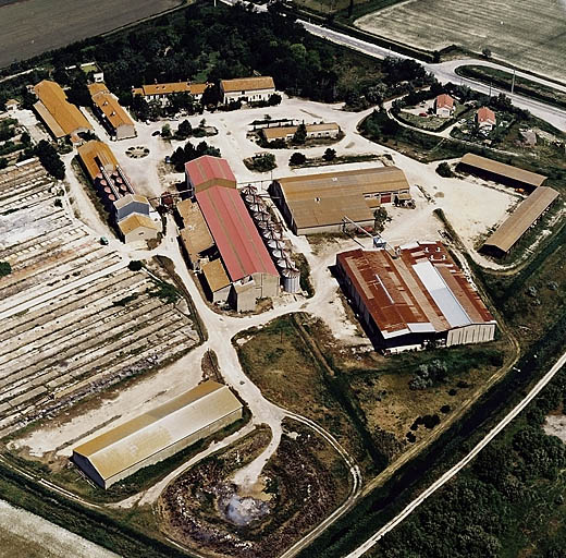 Vue aérienne de l'ensemble du domaine agricole.