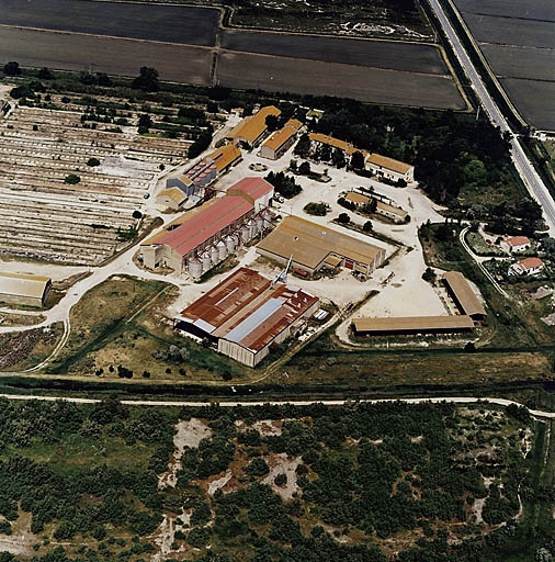 Vue aérienne du mas avec les nombreux bâtiments agricoles.