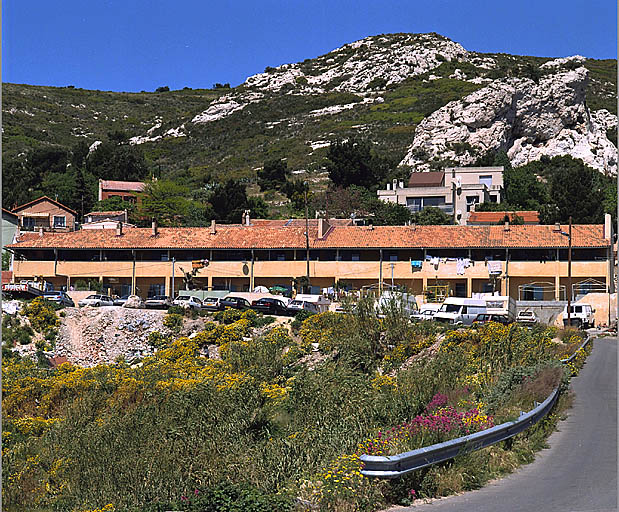Immeuble à logements dit Château Bovis, Esplanade du Château (parcelle Estaque D 40), construit en 1885 pour Bovis, marchand de bois qui fait édifier un "cabanon" de 76 fenêtres et 7 "cabanons" de 2 à 3 fenêtres. L'immeuble a été renové dans les années 1980.
