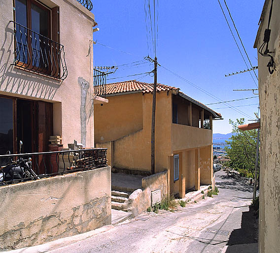 Immeuble à logements dit Château Bovis, Esplanade du Château (parcelle Estaque D 40). Vue de l'élévation latérale sur la montée des Appelants. Escalier permettant de desservir le deuxième niveau.