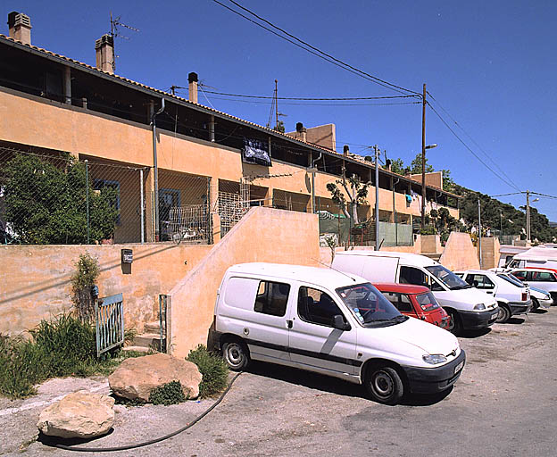 Immeuble à logements dit Château Bovis, Esplanade du Château (parcelle Estaque D 40). Vue biaise de la façade et d'un des escaliers de distribution extérieurs qui dessert le premier niveau de logemernts.