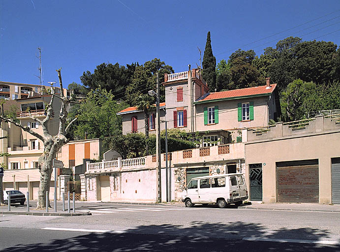 Vue d'ensemble prise depuis la rue en contrebas.