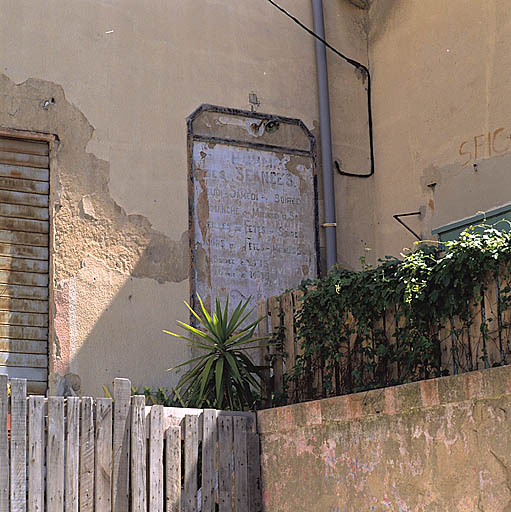 Cinéma le Rio, 36 montée Antoine-Castejon. Détail de la façade : panneau peint des horaires de séances.
