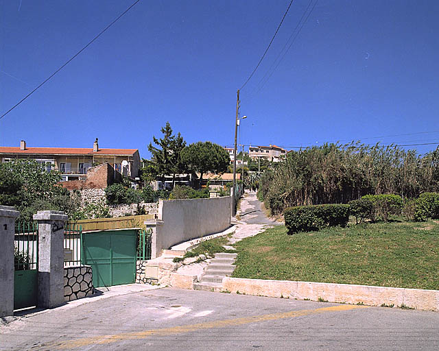 Vue en enfilade du passage de la Nerthe, prise depuis le boulevard Raymond-Fillat. Le passage sépare un terrain vague d'un îlot à trame lache et aléatoire.