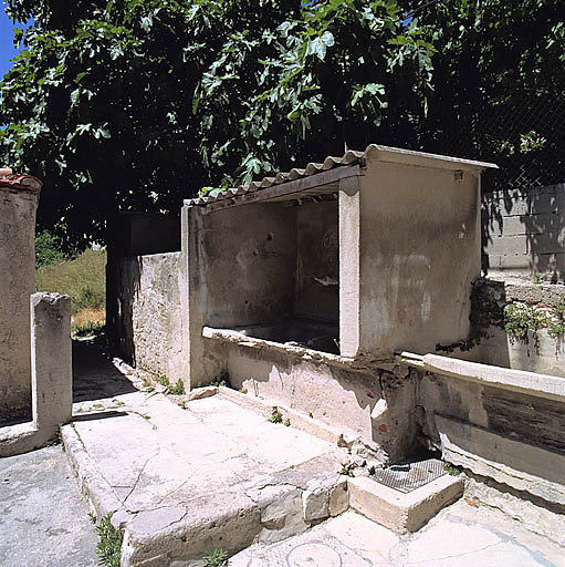 Vue des lavoirs et du passage menant au jardin.