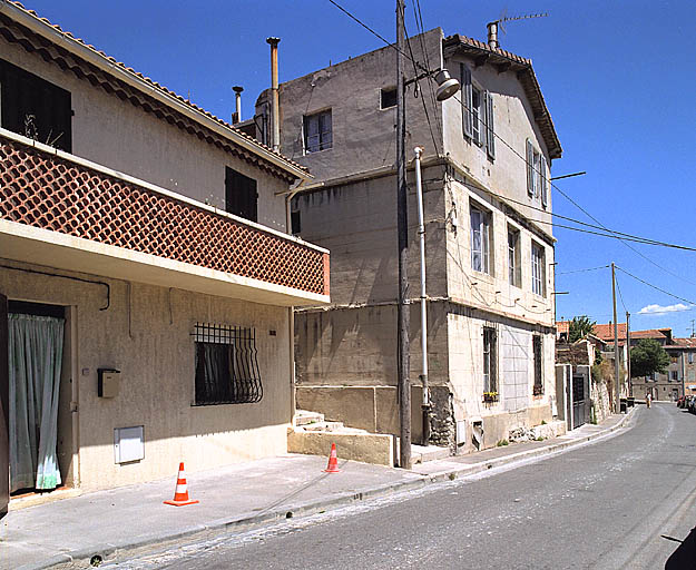 Vue générale de la façade en pignon sur le chemin de la Nerthe.