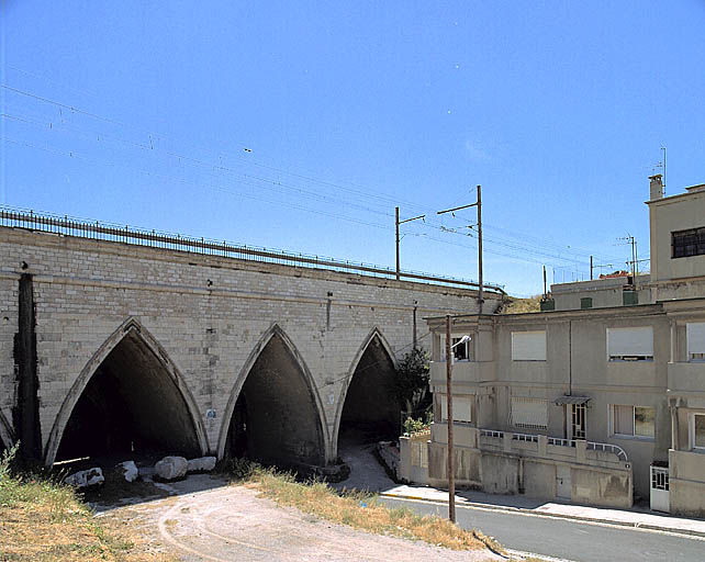 Viaduc ferroviaire du Pichou et bureaux de la cimenterie, vue depuis la partie haute de la montée Pichou.