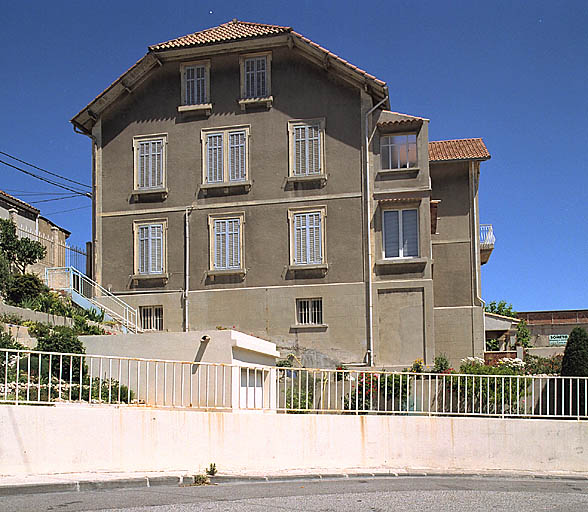 La Société coloniale des chaux et ciment Portland. 13 à 17 montée Pichou et traverse Chauffert. Ancienne maison du directeur, parcelle N 108 : vue générale de la façade en pignon.