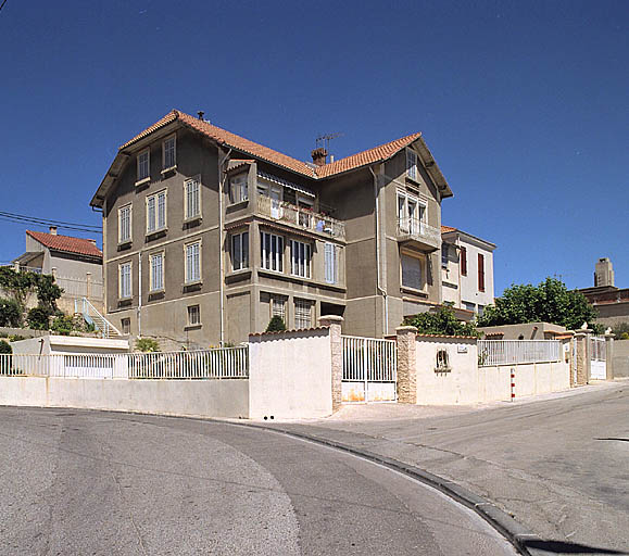 Cimenterie la Société coloniale des chaux et ciment Portland. 13 à 17 montée Pichou et traverse Chauffert. Ancienne maison du directeur, parcelle 108 : vue d'ensemble.