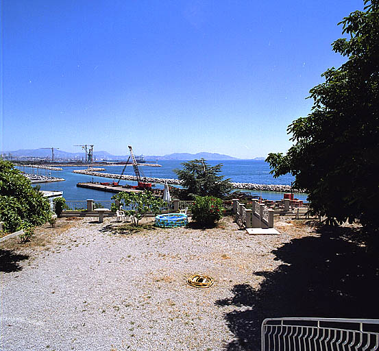 Vue prise depuis un jardin du boulevard de la Falaise, en direction de la mer. A l'arrière-plan, le port de la Lave et la rade.