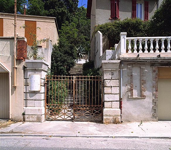 Demeure (bastide) puis maison de villégiature de maître dite Château Fallet, puis hôtel de voyageurs, puis établissement médical, actuellement immeuble