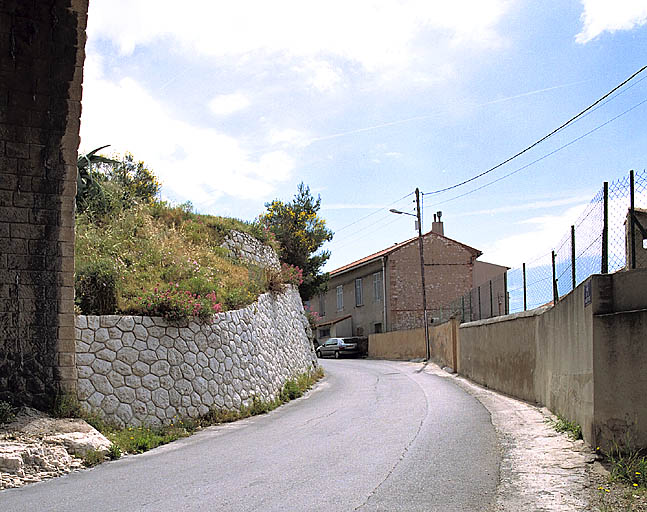 Vue éloignée de la façade nord, sur la rue Panetière, prise depuis le viaduc des Riaux.