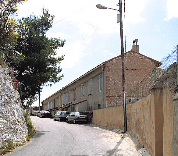 Vue générale de la façade nord sur la rue Panetière, prise depuis l'ouest, en contrebas.