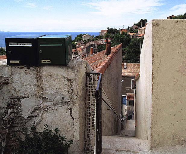 Vue plongeante de l'escalier reliant la cour de l'immeuble à la montée Antoine-Castejon.