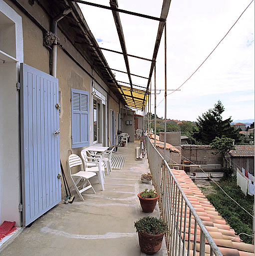 Vue en enfilade de la coursière desservant les logis du premier étage.