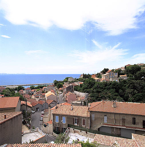 Vue du Vallon des Riaux prise de la Cité Dogliani vers la mer. Au premier plan, immeubles à logements Riaux D 148 et 80.