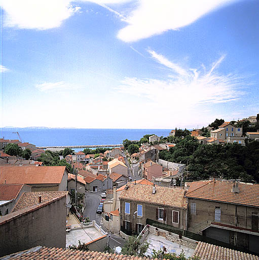 Vue du Vallon des Riaux prise de la Cité Dogliani vers la mer. Au premier plan, immeubles à logements Riaux D 148 et 60.