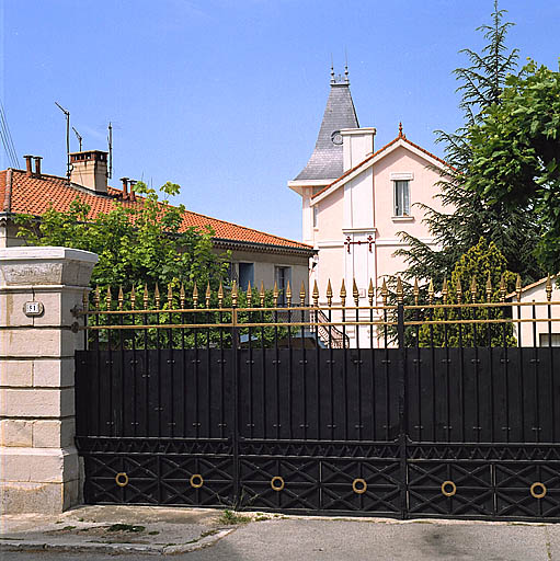 Vue du portail, des anciens communs et de l'élévation est.