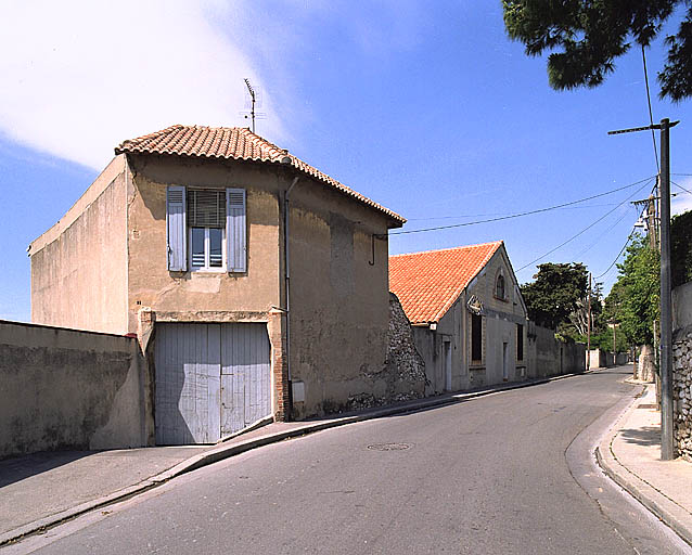 Vue des anciens communs construits vers 1860, en bordure au 69 chemin de la Nerthe. Passage carossable sous logement.