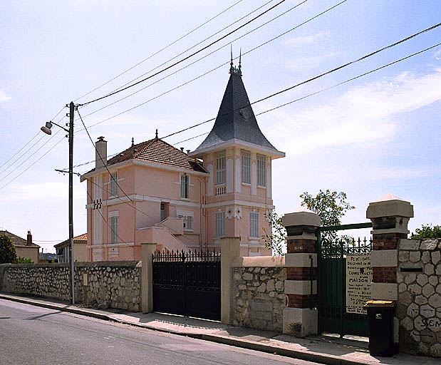 Vue de l'élévation ouest et de la tour belvédère.