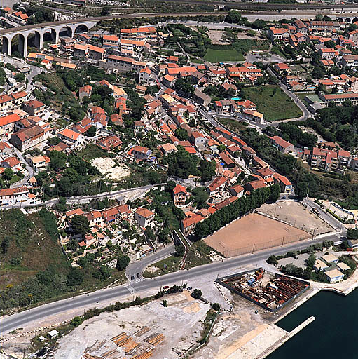 Vue aérienne du quartier des Riaux. Au premier plan le chemin du Littoral, au centre la courée Arnaud, au fond à gauche le viaduc des Riaux.