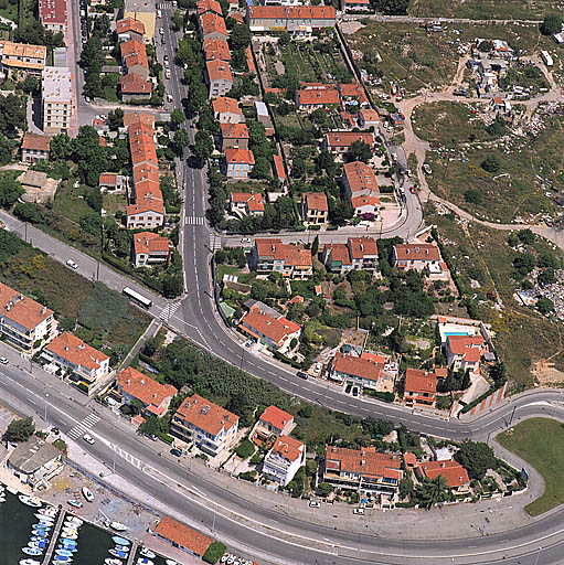 Partie orientale. Vue aérienne prise du sud en direction du nord, à hauteur de la jonction entre le boulevard Fenouil et le chemin du Littoral. Au premier plan, îlots de la Reconstruction (chemin du Littoral, bas du boulevard Fenouil, traverse du Cerisier). A droite, terrain vague du bidonville Fenouil à l'emplacement d'anciennes tuileries. A l'arrière-plan, lotissement pavillonnaire du boulevard Fenouil, immeuble à logements de la traverse de Saumaty et ses jardins en lanières.