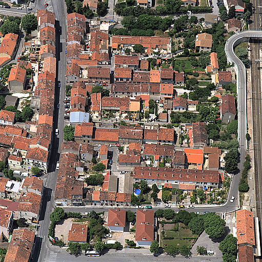Vue aérienne prise de l'est, à hauteur de l'avenue de Caronte. A gauche la rue Le-Pelletier, à droite la traverse Bovis.