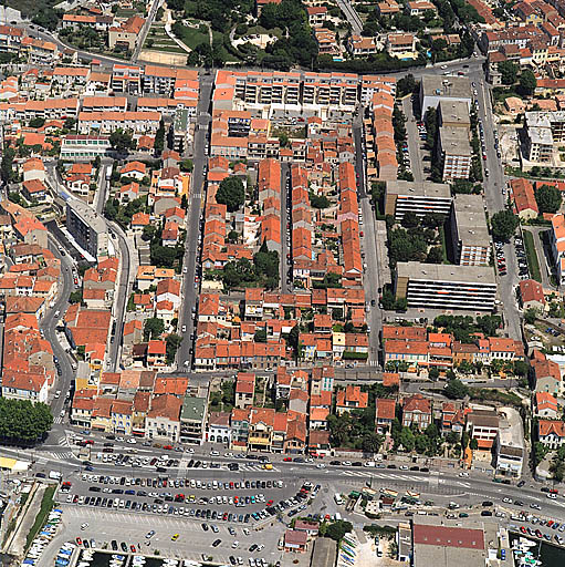 Vue aérienne de la Fontaine-des-Tuiles. A droite, la résidence Saumaty construite dans les années 1980, à l'emplacement de la tuilerie Pierre. A l'arrière-plan, les immeubles construits en 1999-2000 en résorption du bidonville Pasteur occupant le sous-lotissement Rouvière.