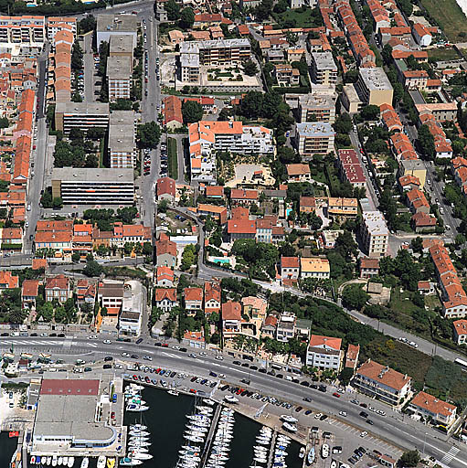 Vue aérienne du quartier de la Fontaine-des-tuiles : l'espace central entre boulevard Fenouil et rue Emile Rouvière est largement occupé par des résidences construites à la fin du 20e siècle, constituée d'immeuble modernes non alignés le long des rues.