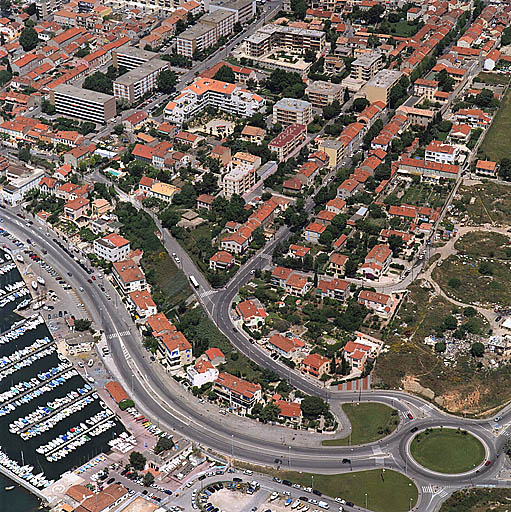 Partie orientale. Vue aérienne du sud vers le nord-ouest prise depuis le rond-point de Saumaty (en bas à droite). Au premier plan l'îlot de la Reconstruction le long du chemin du Littoral, puis la partie sud du boulevard Fenouil. En haut à gauche, la résidence Saumaty construite à l'emplacement de la tuilerie Pierre et le lotissement Farrenc.