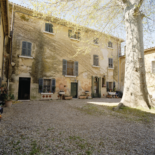 Maison. Façade nord-est. Vue d'ensemble.