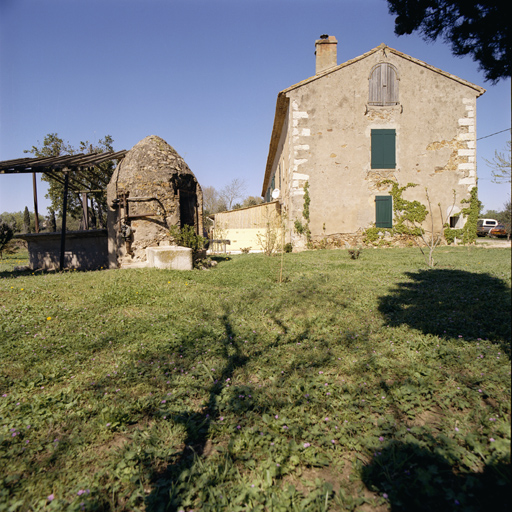 Bâtiment abritant la ferme, l'étable et les écuries. Puits.