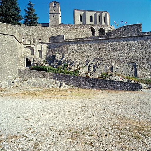 Front sud de la 2ème enceinte sud, porte 12 entre les bastions 11 et 13.