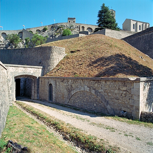 Porte et casemate 1860/1870 dans le flanc nord du bastion 4.