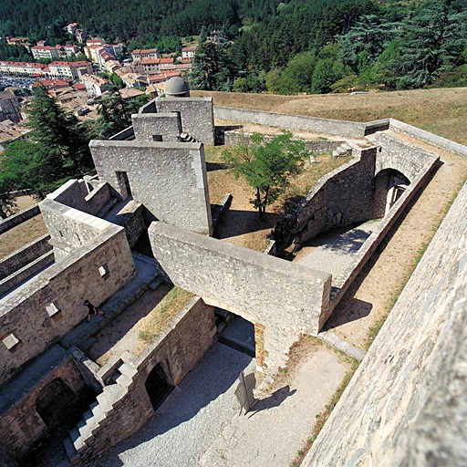 Vue du passage d'entrée 1860 dans le bastion 11 et du revers de la porte 12.