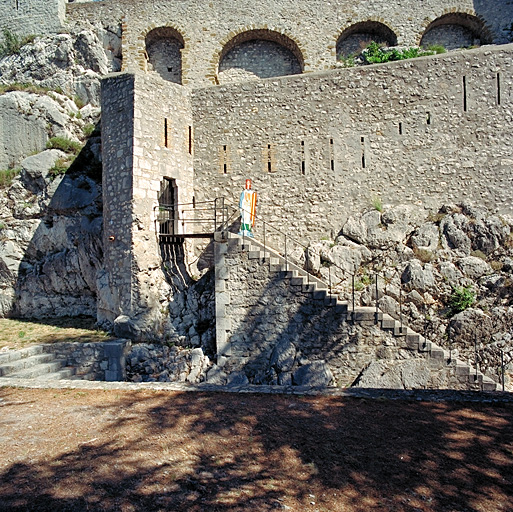 Reste du réduit du château en haut de la citadelle avec porte médiévale et créneaux XIXème s.