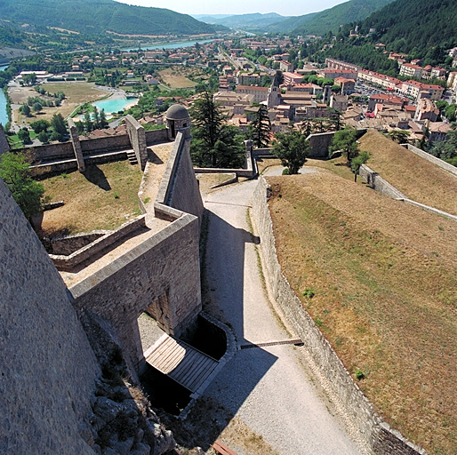Flanc et porte 1860 du bastion 11, chemin d'accès venant du bastion 4.