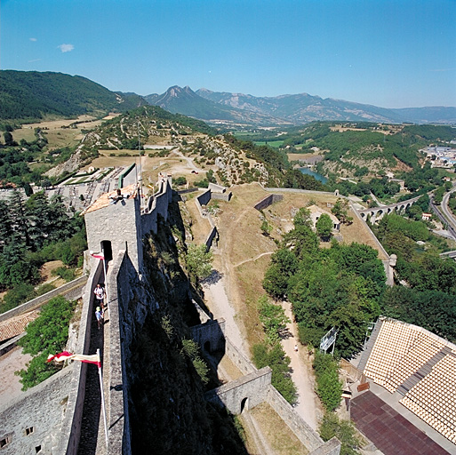 Vue plongeante du chemin de ronde de la courtine 14 avec la tour L.