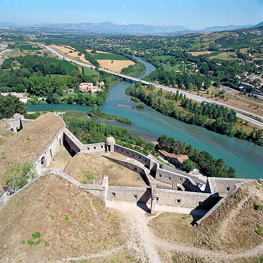 Vue plongeante du secteur 22c, parapet traversé, chemin de ronde des redans 10c, traverse 10b.