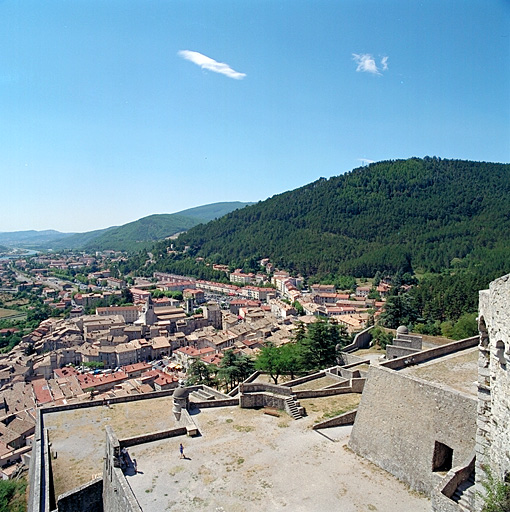 Enceinte sud de la citadelle, vues en plongée du pt 20 : 2 étages de l'enceinte haute, bastions 13-3.